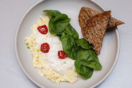 Скрэмбл с трюфельной страчателлой, и тартином