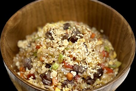 Тяхан с говядиной, овощами и яйцом