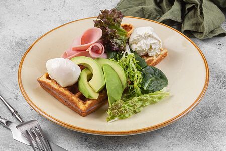 Вафли с ветчиной, творожным сыром и яйцом пашот