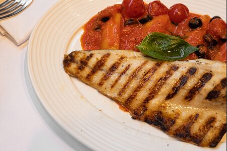 Филе сибаса с картофелем и томатами