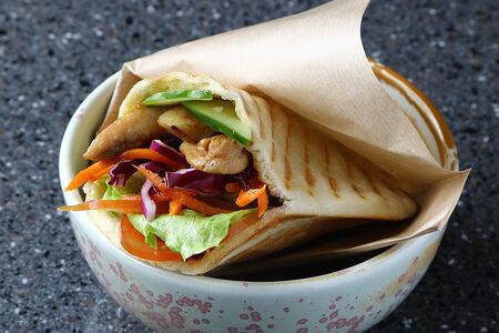 Шаверма сочная в домашней пите