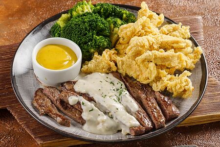 Стейк из говядины с куриными стрипсами