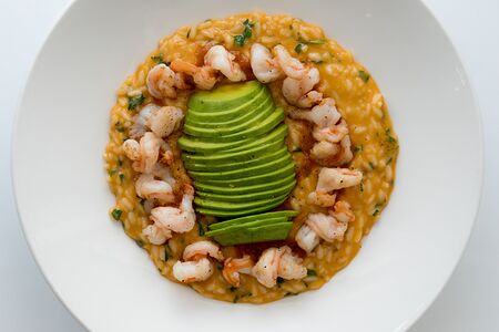 Ризотто с креветками и авокадо