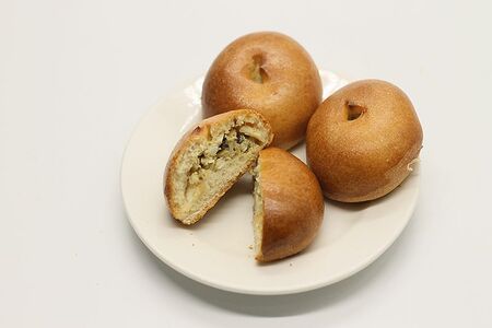 Пирожок с зелёным луком и яйцом