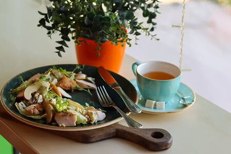 Салат с куриным филе, грушей и сыром дорблю