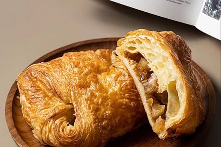 Слойка с яблоком