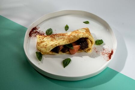 Омлет с лососем, сморчками и моцареллой