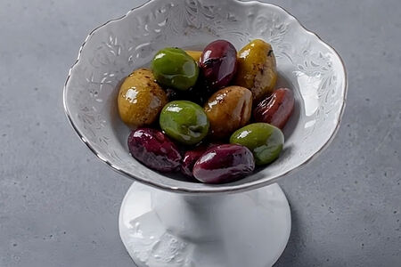 Маринованные оливки на огне