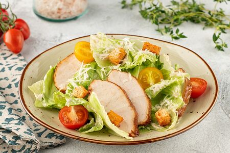 Салат Цезарь с курицей