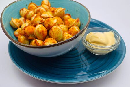 Жареные пельмени с соусом на выбор