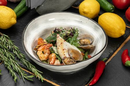 Ассорти морепродуктов с медово-горчичной заправкой