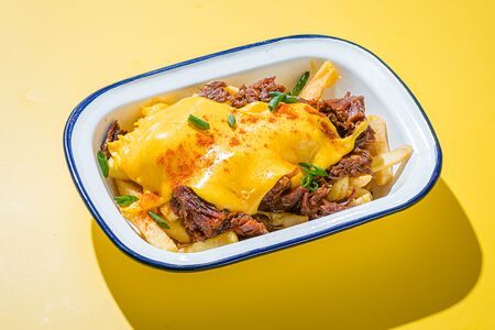 Картофель фри с сырным соусом и говядиной