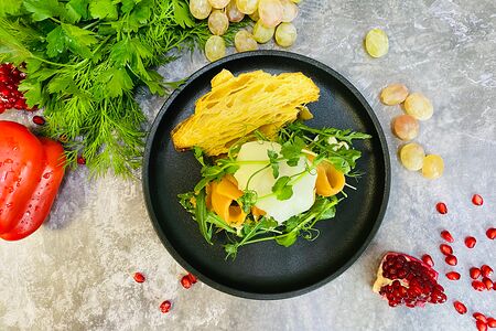 Круассан с лососем и яйцом пашот