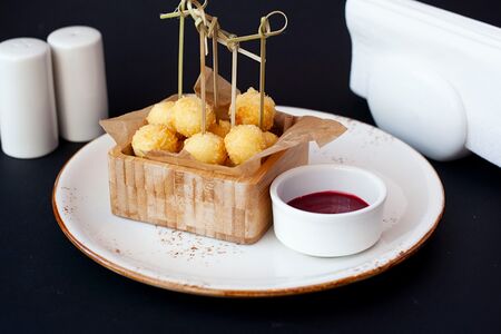 Запеченные сырные шарики с малиновым соусом