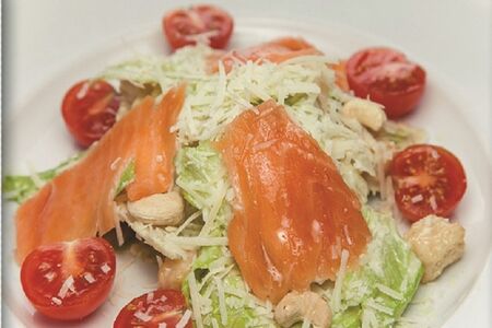 Салат Цезарь с лососем собственного посола