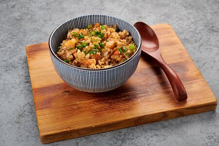 Жареный рис с креветками