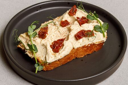 Бриошь с хумусом и вялеными томатами