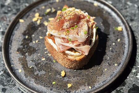 Брускетта с прошуто