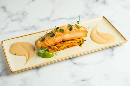 Лосось со спагетти из овощей и соусом унаги