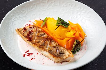 Судак в сливочном соусе с морковным пюре