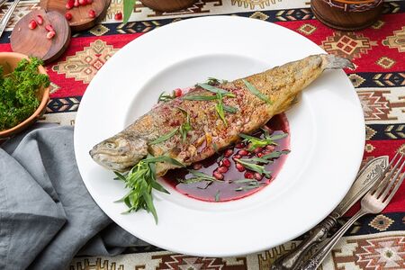 Радужная форель с домашним гранатовым соусом