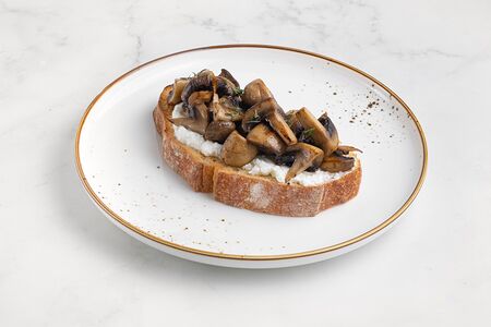 Брускетта с шампиньонами