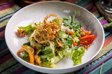 Тайский салат с курицей фри