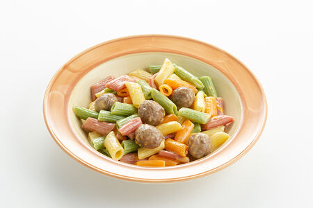 Цветные пенне с мясными фрикадельками со сливочным маслом