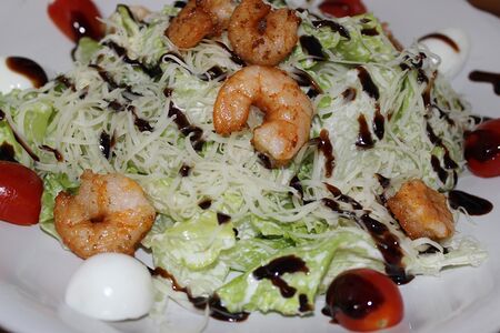 Салат Цезарь с креветками