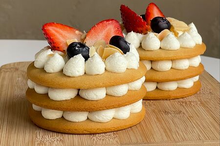 Медовик со свежими ягодами