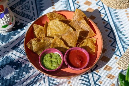 Чипсы с сальсой и гуакамоле