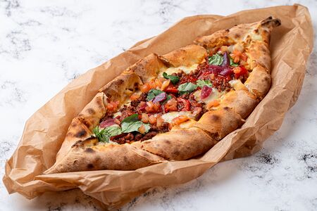 Пиде с говядиной, томатами и красным луком