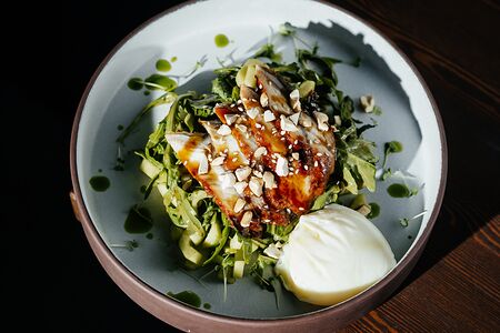 Салат с угрём и маринованным яйцом