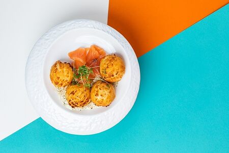 Сырные пончики с лососем