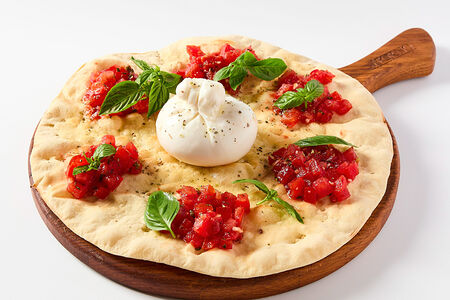 Фокачча с бурратой и томатами