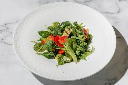 Салат с томатами и авокадо