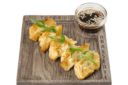 Жареные гедза с сёмгой и креветками