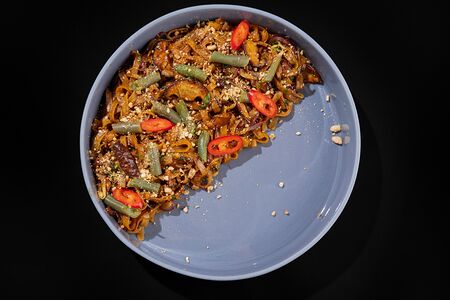 Пад-тай с фасолью, ростками сои и орешками кешью