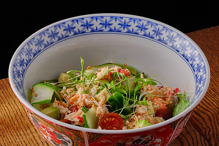 Острый салат с крабом, маринованными томатами и кориандром