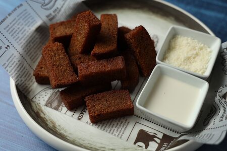 Гренки из хлеба с соусом блю чиз