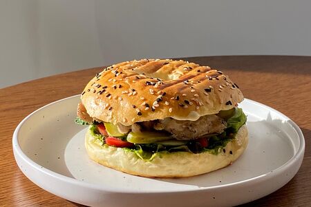 Бейгл с курицей и свежими овощами