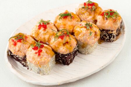 Запеченный ролл с лососем терияки