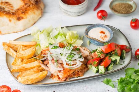 Шаурма на тарелке со свининой