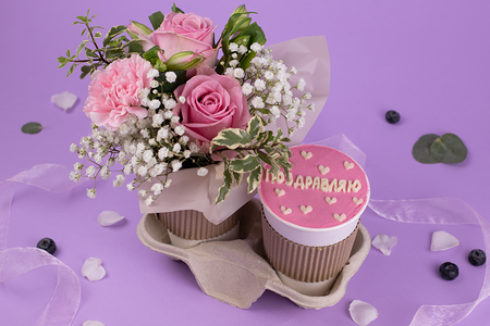 Подарочный набор букет цветов из роз и диантусов Симфония цвета и десерт