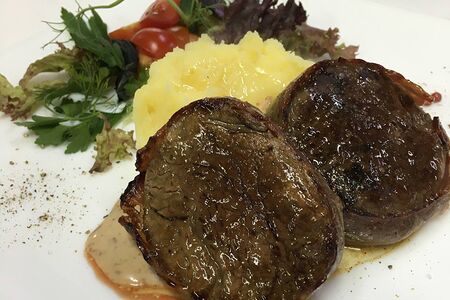 Медальоны из телятины с картофельным пюре и грибным соусом