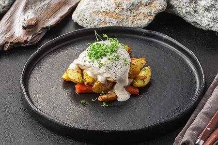 Куриное филе с картофелем и шампиньоном под винным соусом