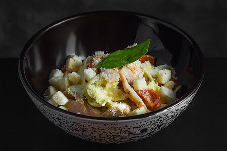 Салат Цезарь с томленной индейкой