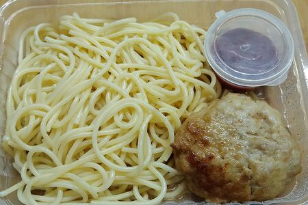 Спагетти с котлетой и соусом