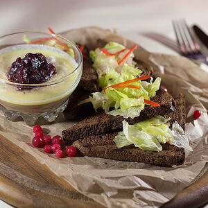 Куриный паштет с мармеладом и гренками с зеленью