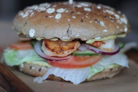 Бургер с креветками и соусом айоли